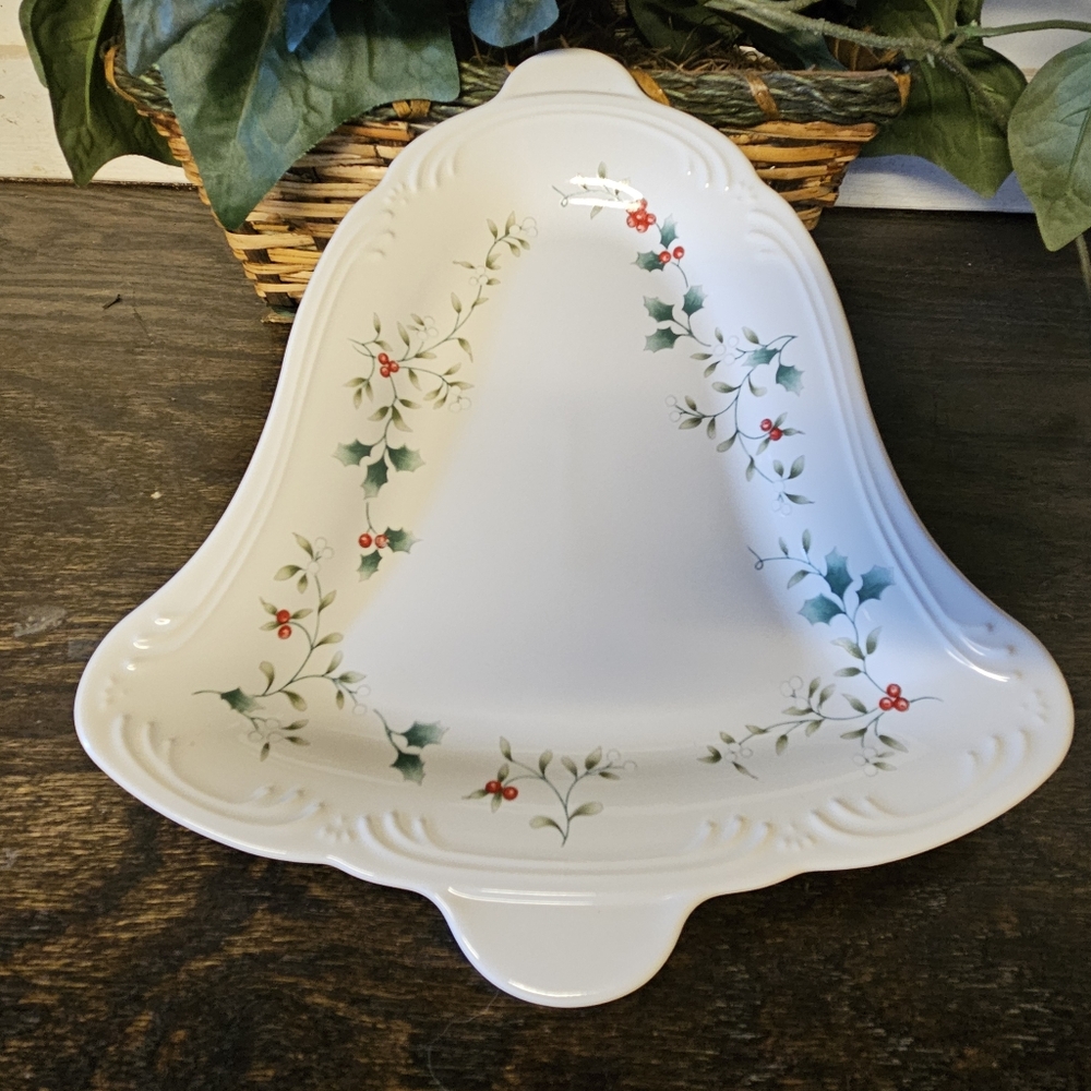 PFALTZGRAFF Winterberry Festive Bell-Shaped Serving Platter